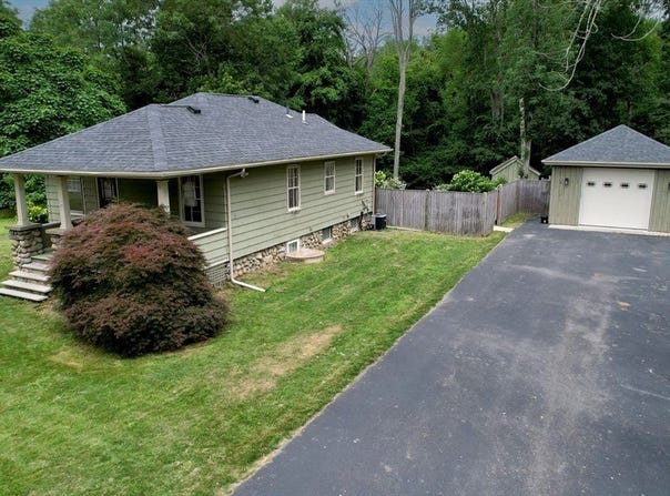 15 Slab Bridge Rd, Freetown, MA 02702