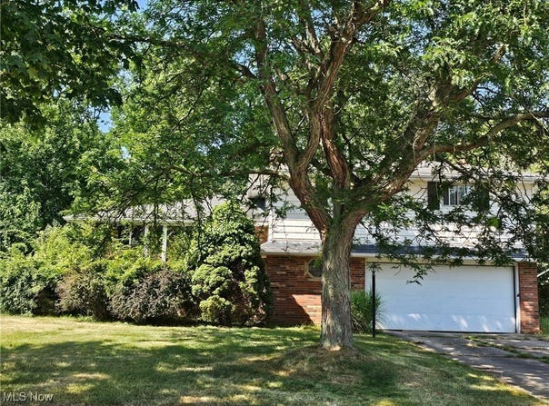 1581 N Circle View Drive, Seven Hills, OH 44131
