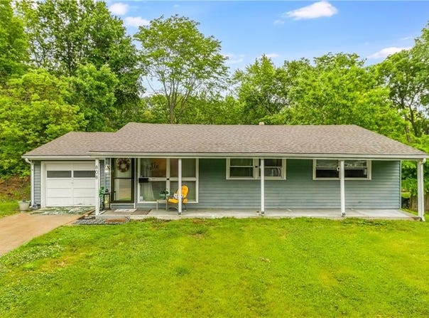 808 NE 62nd Street, Gladstone, MO 64118