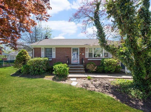128 E 10th Street, Huntington Station, NY 11746