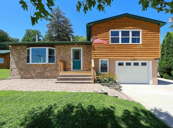 1128 N CODY Road, Le Claire, IA 52753