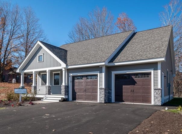 19 Edgewater Drive, Brentwood, NH 03833
