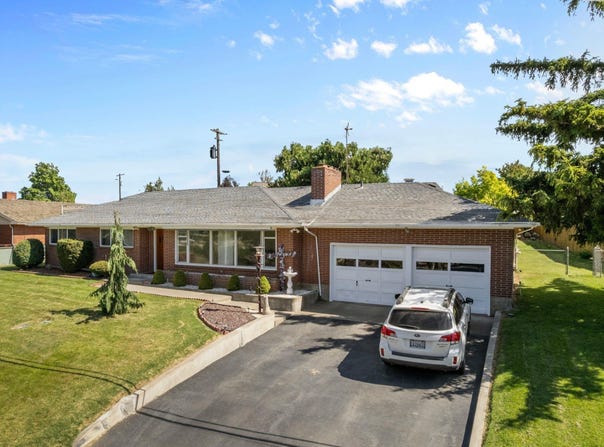 619 Grandview Avenue, Sunnyside, WA 98944