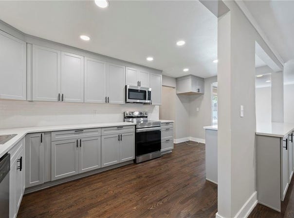 7529 Mohawk Drive, Prairie Village, KS 66208