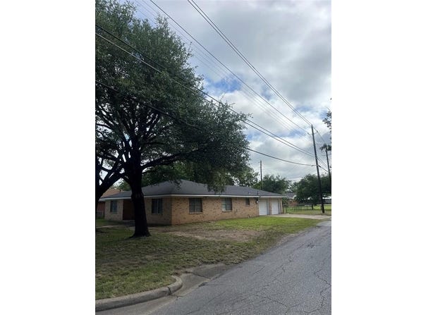 101 Oakland Drive, Lacy Lakeview, TX 76705