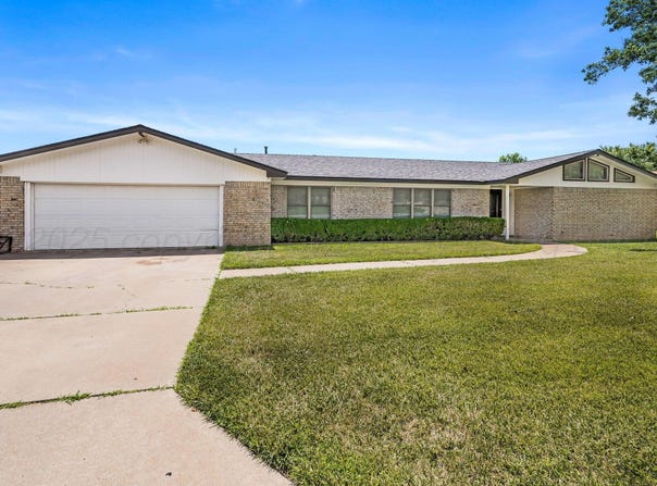1934 Holly Ln, Pampa, TX 79065