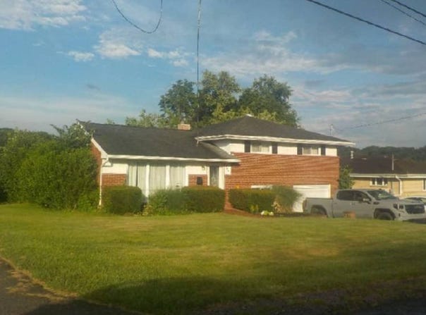 445 Toledo Dr, Lower Burrell, PA 15068