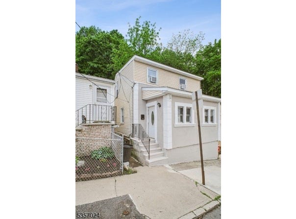 296 Dixon Ave, Paterson City, NJ 07501