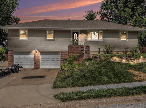2005 Manor Place, Blue Springs, MO 64015