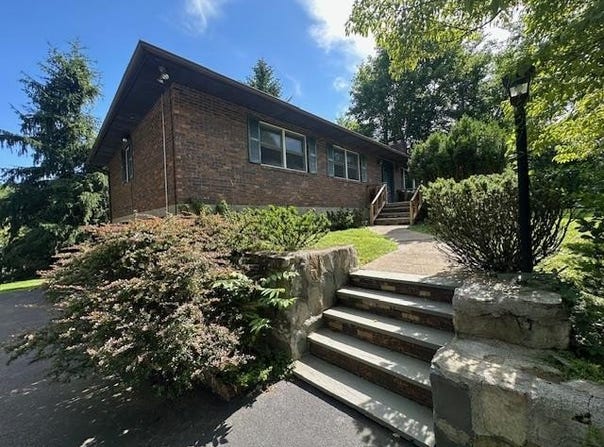 18 Ridgefield Lane, Newburgh, NY 12550