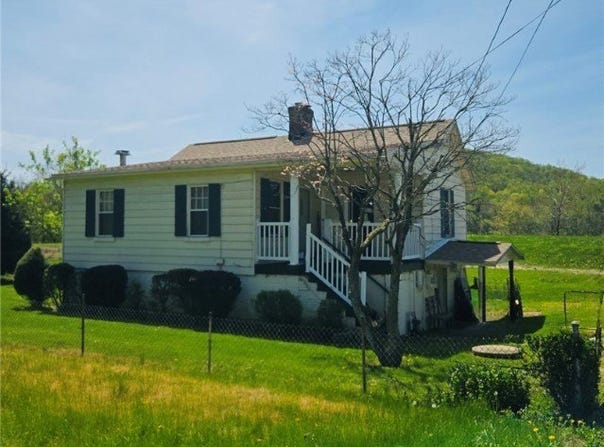 15 Naomi St, Washington Twp, PA 15438