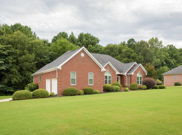 1230 Huntington Ln, Tuscumbia, AL 35674