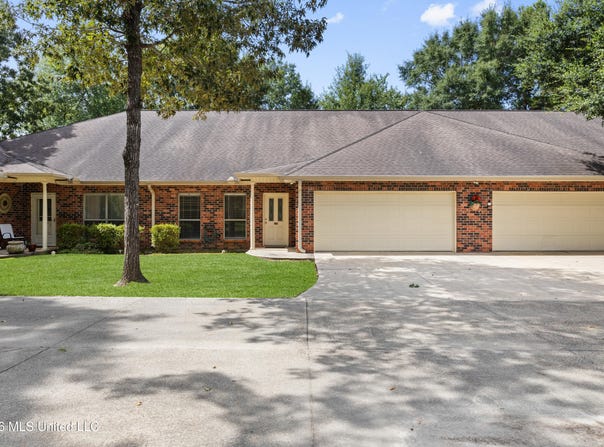 1240 Kapalama Lane, Diamondhead, MS 39525