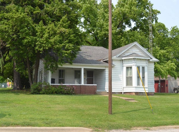 102 E. Plum St., Grayville, IL 62844