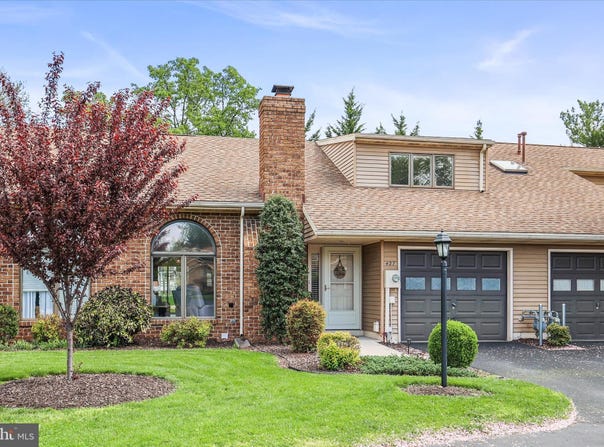 427 DEERFIELD Drive, HANOVER, PA 17331