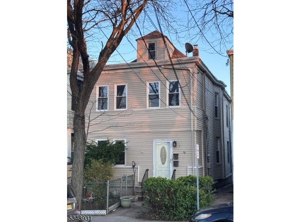 29 E Madison Ave, Clifton City, NJ 07011-2323