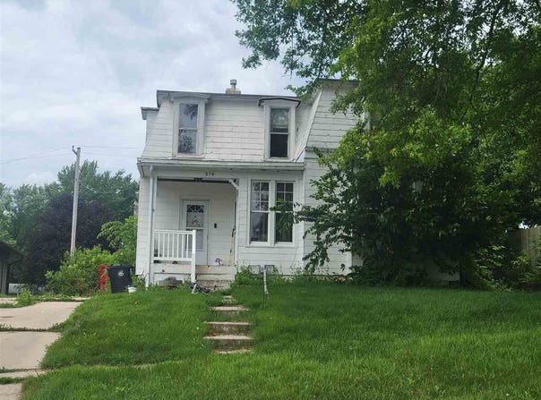 314 E Main St, Oxford, IA 52322