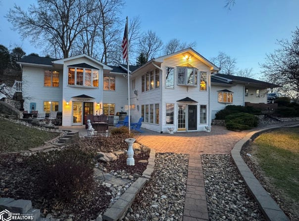 3019 E Lakeshore Drive, Brooklyn, IA 52211