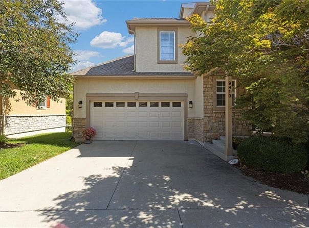 9819 Nieman Place, Overland Park, KS 66214