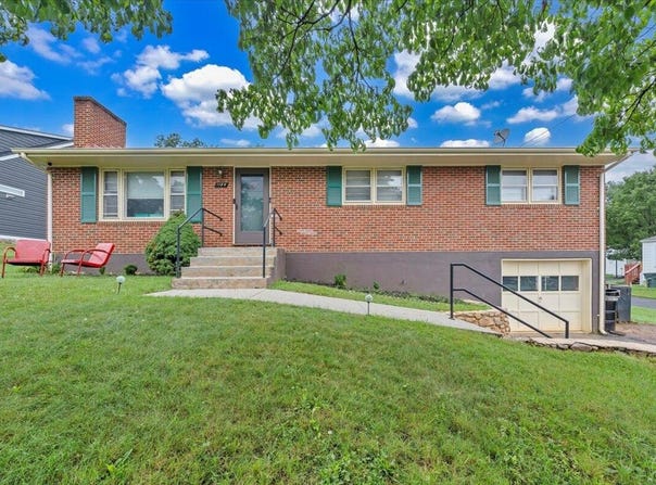1129 Stoutamire DR, Salem, VA 24153