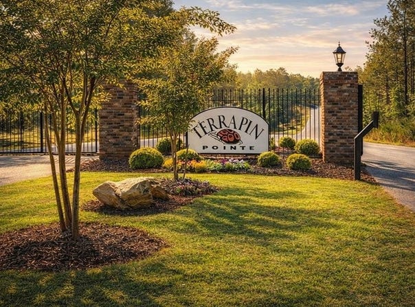 106 Diamond Back Ct, Hodges, SC 29653