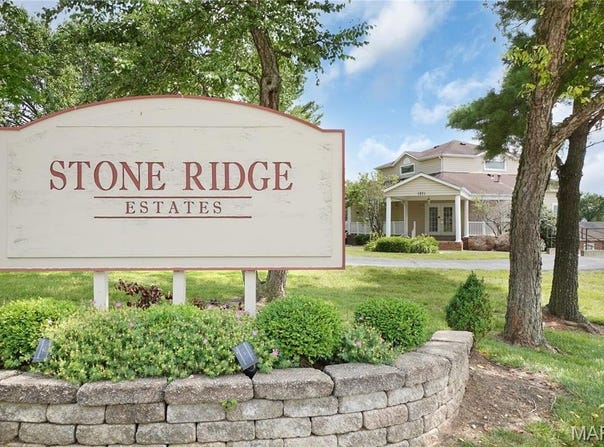 1500 Surrey Lane Lane, St Charles, MO 63304