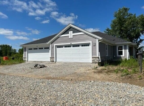 540 Hunter Oaks Blvd, Watertown, WI 53094