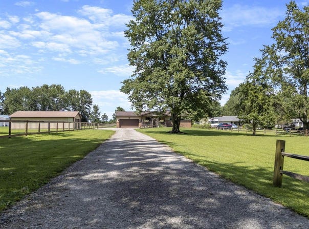570 Woodside Drive SW, Pataskala, OH 43062