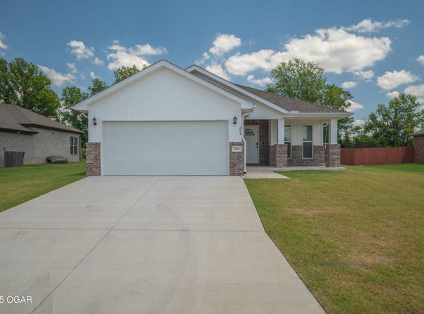 354 E Greystone Square, Webb City, MO 64870
