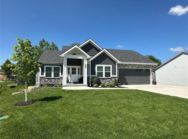 546 N Oakwood Lane, Tonganoxie, KS 66086