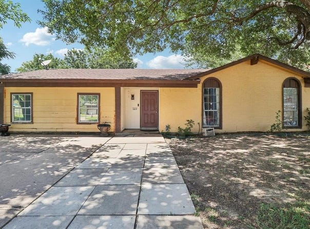 1015 Winnsboro Court, Arlington, TX 76015