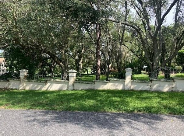 114 W MAGNOLIA AVENUE, HOWEY IN THE HILLS, FL 34737