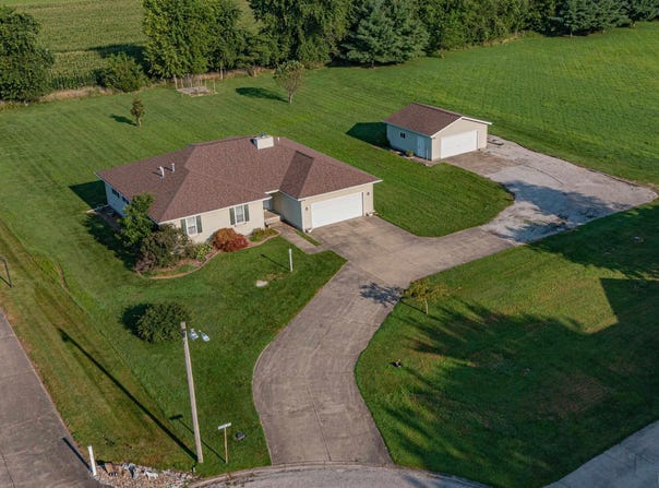 111 HAWTHORN Road, Salem, IL 62881