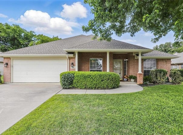 840 Heberle Drive, Burleson, TX 76028