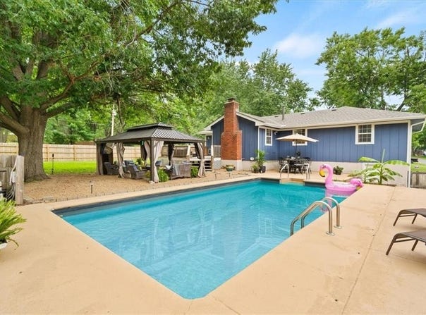 10270 Edgehill Drive, Edwardsville, KS 66111