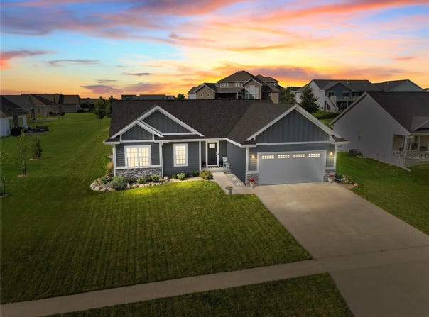 912 Fountain View Drive, Pella, IA 50219