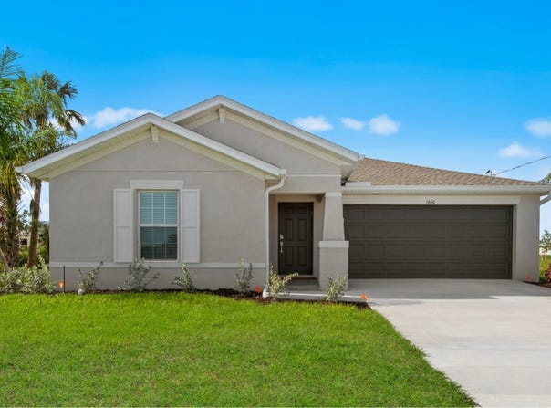 101 Hercules Dr, Port Charlotte, FL 33981