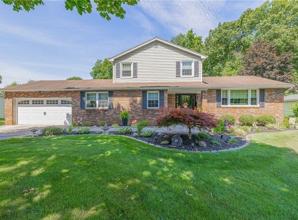 25 Sunset Tr, Perinton, NY 14450