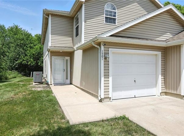 1501 SW Shelby Drive, Lee's Summit, MO 64081