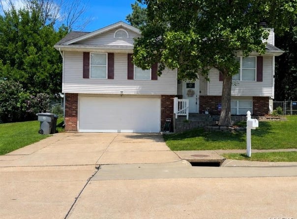 33 Royal Oaks Drive, O'Fallon, MO 63366