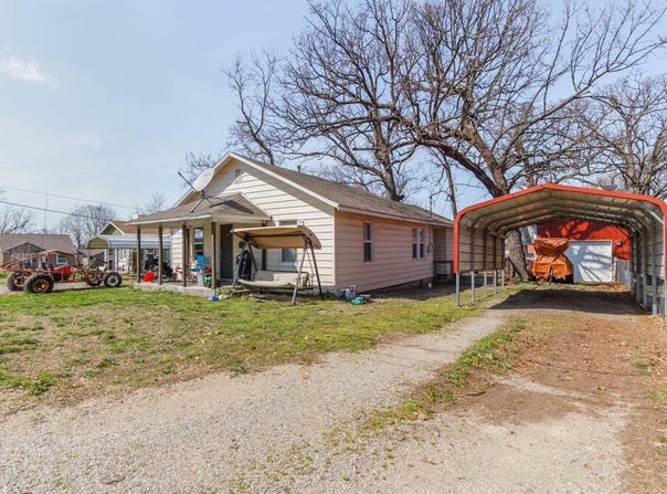 209 S Park Manor Boulevard, Lebanon, MO 65536