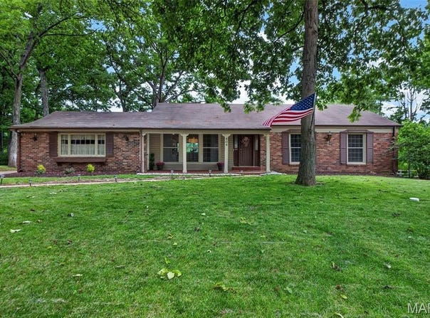 404 Oakmont Circle, Ballwin, MO 63011