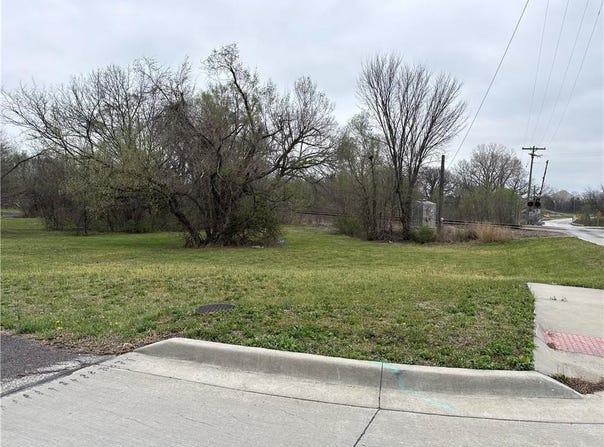 E 5th Street, Edgerton, KS 66021