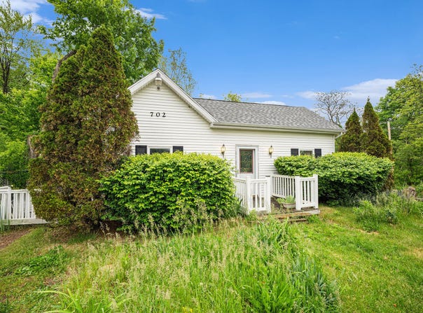 702 W Arlington Street, Bangor, MI 49013