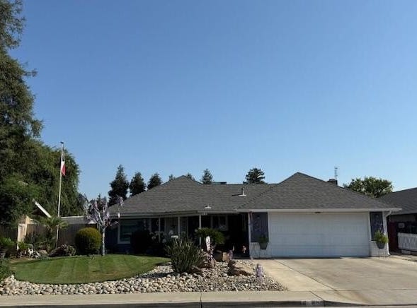 605 E Davis Drive, Dinuba, CA 93618