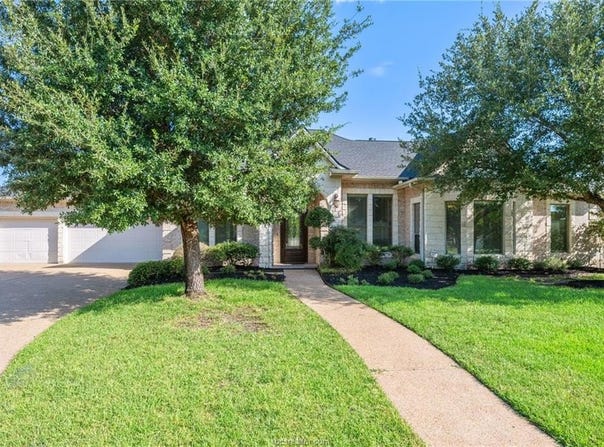 904 Plainfield Court, College Station, TX 77845
