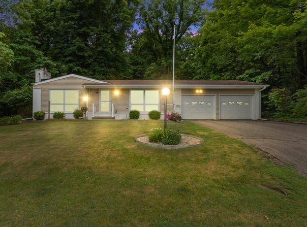 180 S Lake Doster Drive, Plainwell, MI 49080