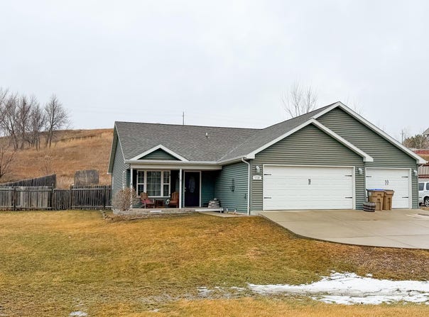 1735 Rivers Edge Dr, Minot, ND 58701