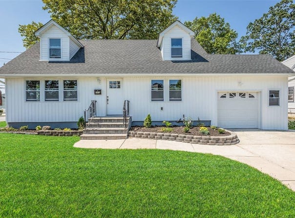260 S Broome Avenue, Lindenhurst, NY 11757