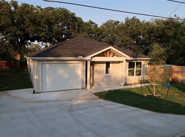 811 Branding Iron Trail, Granbury, TX 76049